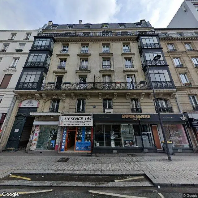 Photo d'un immeuble haussmannien de six étages, avec des commerces au rez-de-chaussée